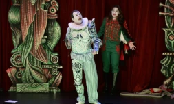 Le comédien Jean Lambert-Wild (g) vêtu d'une armure de porcelaine, et la comédienne Elodie Bordas dans la pièce "Richard III" de Shakespeare, le 19 janvier 2016 au Théâtre de l'Union à Limoges