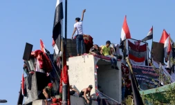 Des manifestants irakiens se rassemblent sur le pont al-Joumhouriya Ă Bagdad le 9 novembre 2019