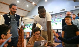 Le gardien de but français de Chelsea, Edouard Mendy (D) rencontre des élèves de l'école primaire Diderot tout en apportant son soutien financier à PowerZ, un jeu vidéo éducatif gratuit, à Drancy, dans la banlieue nord de Paris, le 11 juin 2022