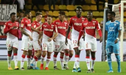 Le défenseur de Monaco Ruben Aguilar (d) et ses coéquipiers se congratulent aprÚs son but contre Marseille en Coupe de la Ligue, le 30 octobre 2015