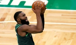 Le N.7 des Celtics Jaylen Brown s'apprĂȘte Ă tirer lors d'un match de NBA contre Dallas, le 31 mars 2021 Ă Boston dans le Massachusetts