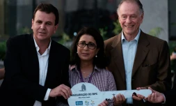 Le maire de Rio Eduardo Paes, la coordinatrice du CIO Nawal El Moutawakel et le président du Comité olympique brésilien Carlos Nuzman lors de l'inauguration du centre de presse des JO-2016, le 11 avril 2016 à Rio
