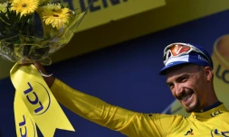 Le Français Julian Alaphille prend le maillot de leader du Tour de France le 13 juillet 2019 à l'issue de la 8e étape