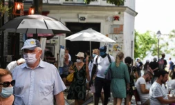 Dans le quartier Montmartre à Paris les parisiens portent le masque devenu obligatoire, le 11 août 2020