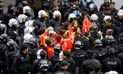 Des policiers arrêtent des manifestants qui tentaient de se rendre place Taksim, à Istanbul, lors d'un rassemblement à l'occasion de la Journée internationale des travailleurs, le 1er mai 2025