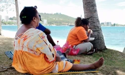 Une famille atteinte d'obésité mange à la plage à Nouméa, le 1er décembre 2014