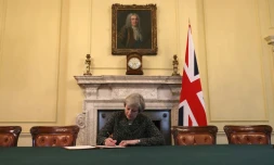 Photo officielle de Theresa May en train de signer la lettre qui va déclencher le Brexit dans son bureau du 10 Downing Street à Londres, le 28 mars 2017