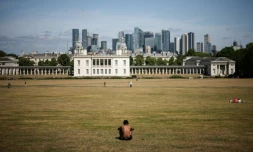 Des personnes profitent du soleil et des températures chaudes à Greenwich Park, à Londres, le 22 juin 2025