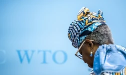 La directrice générale de l'Organisation mondiale du commerce (OMC), Ngozi Okonjo-Iweala, quitte les lieux aprÚs le lancement des perspectives du commerce mondial au siÚge de l'OMC à GenÚve, le 19 mars 2026