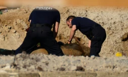 Des experts de la police travaillent au déminage d'une bombe de la Seconde Guerre mondiale prÚs de la gare centrale de Berlin le 20 avril 2018