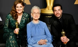 La mathématicienne de la Nasa Katherine Johnson (C) avec le metteur en scène Ezra Edelman (D) et la productrice Caroline Waterlow (G) qui ont remporté l'Oscar du meilleur documentaire à Hollywood le 26 février 2017