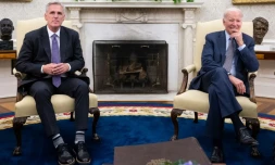 Le président américain Joe Biden (à droite) et le chef des républicains à la Chambre des représentants Kevin McCarthy, à la Maison Blanche à Washington, le 22 mai 2023