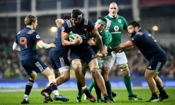 Le 2e ligne Sébastien Vahaamahina (C) contrôle le ballon face aux Irlandais lors du Six nations à Dublin, le 25 février 2017 