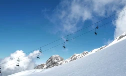 Des skieurs sur un télésiège à la station de La Clusaz, qui avait rouvert le 23 mai 2021 pour deux jours 