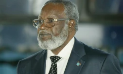 Sam Nujoma à l'ouverture d'une réunion des chefs de gouvernement du Commonwealth, au centre international de conférence d'Abuja au Nigeria, le 5 décembre 2003