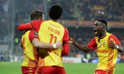 Les Lensois vainqueurs in extremis de l'OM grâce à un but de Jonathan Gradit (à gauche) au stade Bollaert, le 12 novembre 2023 