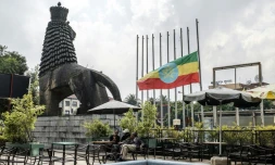 Le drapeau ethiopien est à moitié baissé en signe de deuil sur cette place d'Addis Abeba, le 24 juin 2019