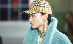 Un mannequin lors du défilé Burberry à Londres le 16 septembre 2017