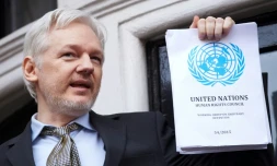 Julian Assange s'adresse à la presse en montrant le rapport que lui consacre l'ONU, le 5 février 2016, à l'ambassade d'Equateur à Londres