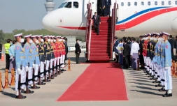Photo de la Myanmar's Military Information Team montrant l'arrivée du Premier ministre du Cambodge Hun Sen à Naypyidaw en Birmanie le 7 janvier 2022