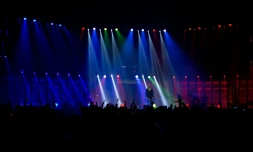 Jeux de lumières sur la scène à Bercy pour le concert dédié aux "héros" anonymes le 21 décembre 2015