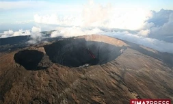 Lundi 15 Décembre 2008


Le piton de la Fournaise est entré en éruption vers 2 heures 45 ce lundi 15 décembre
 2008