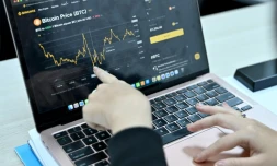 L'écran d'un investisseur en cryptomonnaies, le 12 février 2026 à Hanoï 