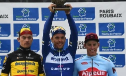 Le Belge Philippe Gilbert vainqueur de l'édition 2019 de Paris-Roubaix, devant l'Allemand Nils Politt et le Belge Yves Lampaert, tous trois réunis sur le podium le 14 Avril 2019 à Roubaix.