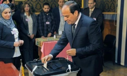 Une photo obtenue par la présidence montre le président égyptien Abdel Fattah al-Sissi déposant son bulletin dans l'urne lors de l'élection présidentielle le 26 mars 2018