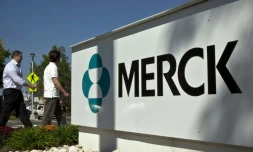 Des employés passent devant un panneau du laboratoire Merck à l'extérieur d'un bâtiment de l'entreprise à Summit dans le New Jersey (Etats-Unis), le 2 octobre 2013