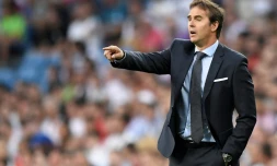 Le nouvel entraîneur du Real Madrid donne des instructions lors du Trophée Santiago Bernabeu face à l'AC Milan, le 11 août 2018 à Madrid