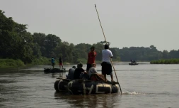 Des migrants clandestins traversent le fleuve Suchiate sur des embarcations précaires entre Tecun Uman, au Guatemala, et Cuidad Hidalgo, au Mexique, le 17 mai 2022