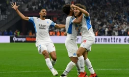 Boubacar Kamara (c) est enlacé par Mattéo Guendouzi sous le regard de William Saliba après avoir ouvert le score pour l'OM contre Lorient au Stade Vélodrome, le 17 octobre 2021 