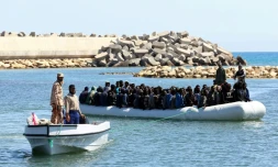 Des migrants secourus par les garde-côtes libyens, le 18 mai 2017 au large de la ville libyenne de Guarabouli