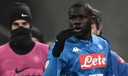 Le défenseur sénégalais de Naples Kalidou Koulibaly (d) sort du terrain après un carton rouge lors du match contre l'Inter Milan en Serie A à San Siro, le 26 décembre 2018