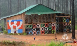 L'école Coconut School à Kirirom édifiée à partir de déchets, le 1er octobre 2018 au Cambodge