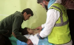 Photo d'un enfant syrien en train d'être soigné le 4 avril 2017 dans un hôpital de Khan Cheikhoun, après une attaque au gaz sarin