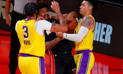 Défense agressive d'Anthony Davis et de Danny Green des Los Angeles Lakers sur Jimmy Butler du Miami Heat dans le match N.4 de la série en finale NBA le 6 octobre 2020 à Lake Buena Vista en Floride