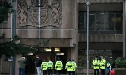 Des policiers devant le tribunal de Liverpool,le 20 janvier 2025 dans le nord-ouest de l'Angleterre