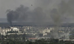 Une colonne de fumée dans la ville de Severodonetsk, en Ukraine, pilonnée par les troupes russes, le 17 juin 2022