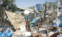 Un jeune Palestinien déplacé examine les dégâts sur le site d'une frappe israélienne présumée contre une tente à Khan Younès, dans le sud de la bande de Gaza, le 16 août 2026