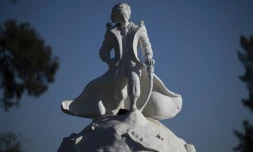 La statue du Petit Prince, de l'artiste argentine Amanda Mayor, dans les jardins du chùteau San Carlos à Concordia, le 29 août 2023 en Argentine