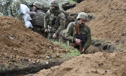Des soldats ukrainiens dans des tranchées près de Bakhmout, dans la région de Donetsk, le 8 avril 2023 