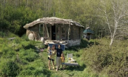 Jonathan Attias, 34 ans, Caroline Perez, 35 ans, et leurs deux filles devant leur cabane Ă Chasteaux (CorrĂšze), le 23 avril 2021