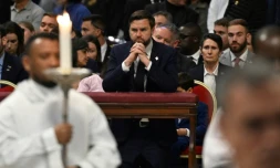 Le vice-président américain JD Vance  assiste à l'office de la Passion du Seigneur, à la Basilique Saint-Pierre au Vatican, le 18 avril 2025