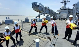 Photo diffusée par le ministère indien des Affaires extérieures, le 5 avril 2025, montrant le déchargement au port de Thilawa de cartons d'aide alimentaire offerts par l'Inde à la Birmanie, frappée par un tremblement de terre le 28 mars 