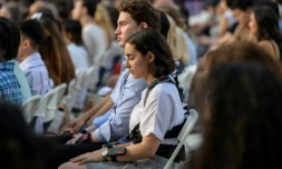 Des spectateurs portent des vestes tactiles conçues pour des personnes soudres ou malentendantes lors d'un concert en extérieur au Lincoln Center de New York, le 22 juillet 2023