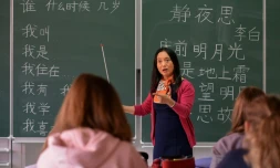 Une professeur enseigne le chinois à ses élèves dans un établissement scolaire au Luxembourg, le 7 octobre 2017