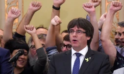 Le président destitué de la Catalogne Carles Puigdemont (C)le 27 octobre 2017 à Barcelone