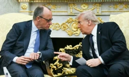 Le président américain Donald Trump (droite) s'entretient avec le chancelier allemand Friedrich Merz, le 3 mars 2026 à Washington